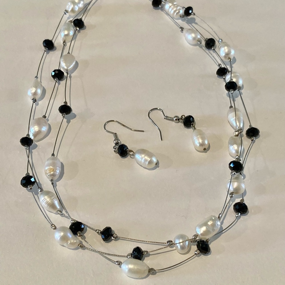 PEARLS NECKLACE AND EARRINGS SET.